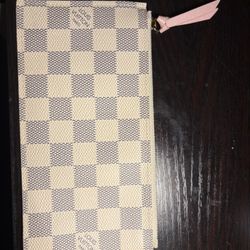 Females Louie Vuitton Damier Azur wallet  