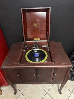 1920s Vinyl Player