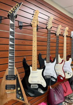 Behringer S-style electric guitar
