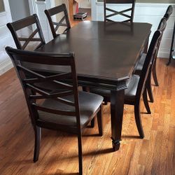 Dining Room Table & Chairs 