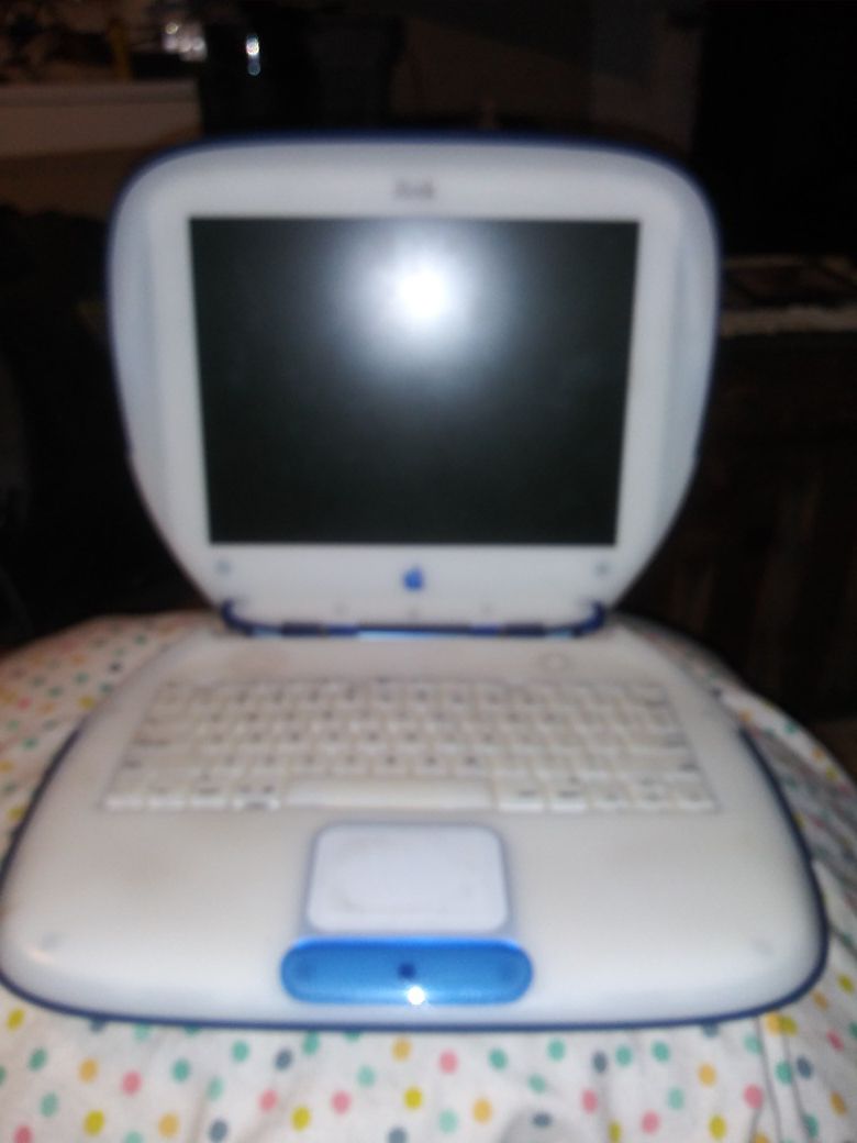 IBook old apple hardshell laptop