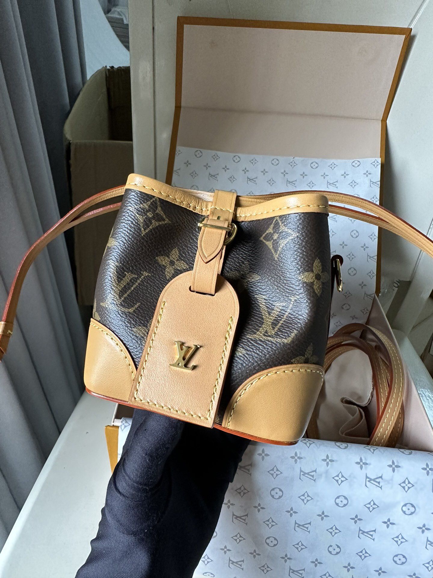 Women's classic shoulder bag