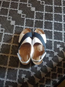 Ladies sandals size 7and 1/2