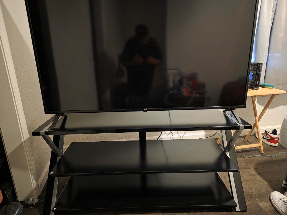 60" Lg Smart tv Web Os And Glass Tv Stand
