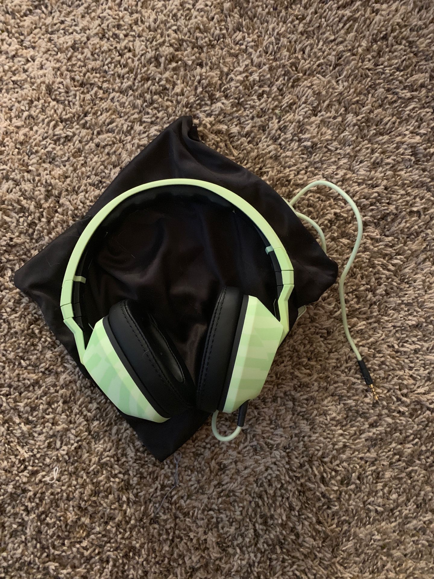 Skullcandy Headphones (light green) NEVER USED $90 OBO