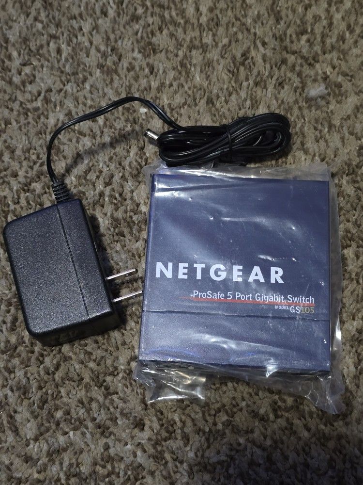 NETGEAR 5-Port Gigabit Ethernet Unmanaged Switch (GS105NA) - Desktop or Wall Mount