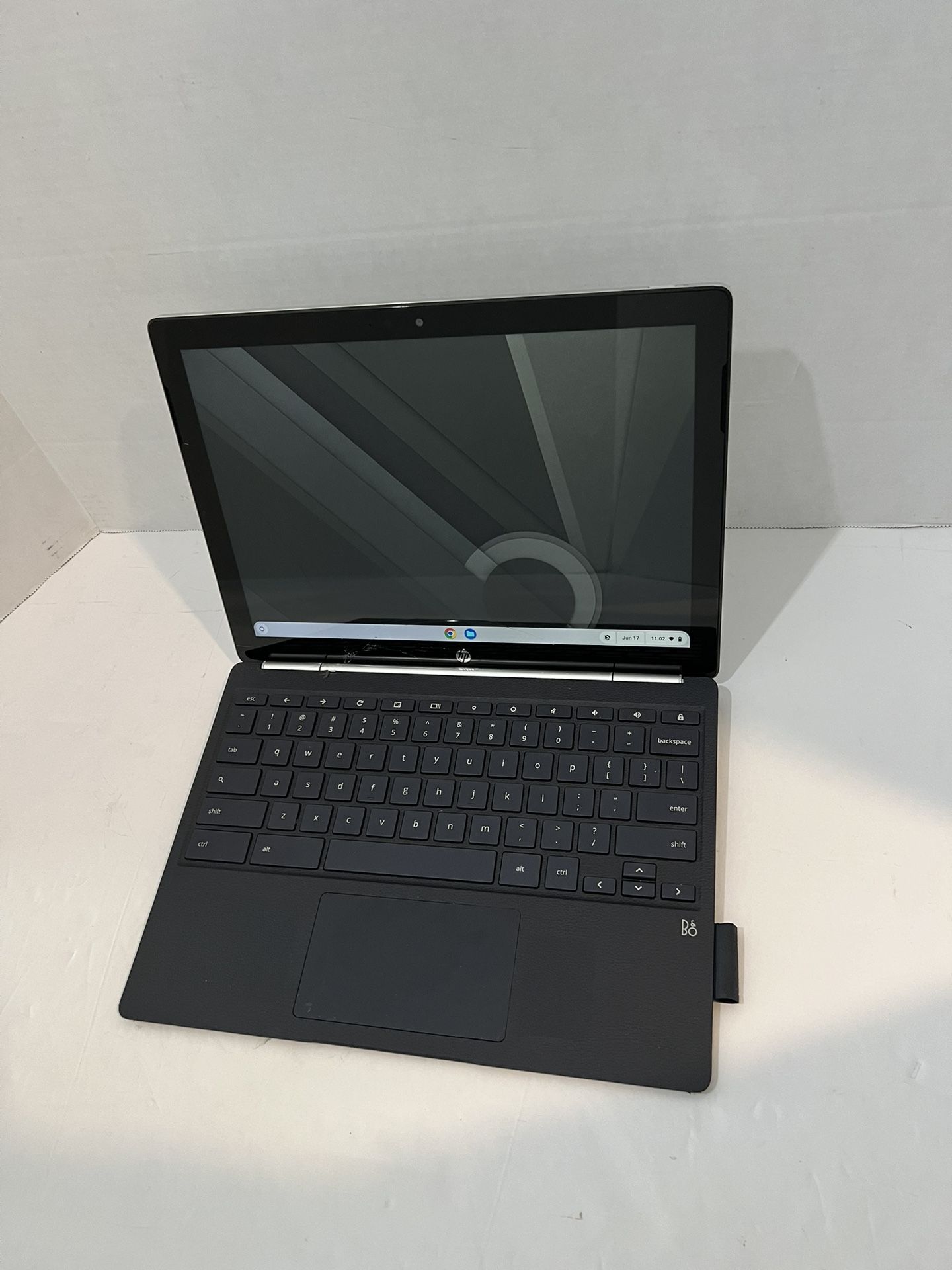 HP Chromebook x2 (12-f014dx) Intel M3-7Y30 4GB RAM 32GB SSD Cracked glass, the lcd is not damaged. This is a touchscreen device and I can add a char