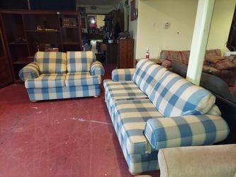 Mathis brothers couch and loveseat paid over 1699 1st come 1 serve well sell to 300 less then 1year okc area will deliver 40