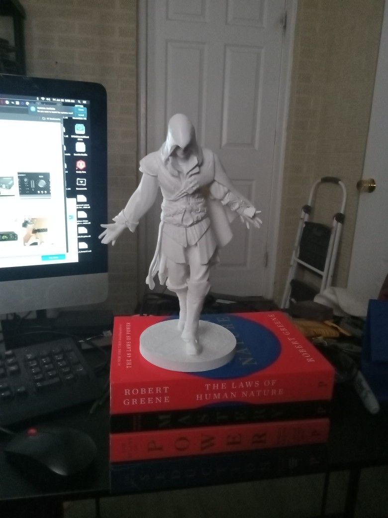 10 Inch Assassin's creed statue (Ezio)