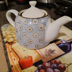 GORGEOUS CERAMIC BLUE AND WHITE TEA POT WITH STRAINER 