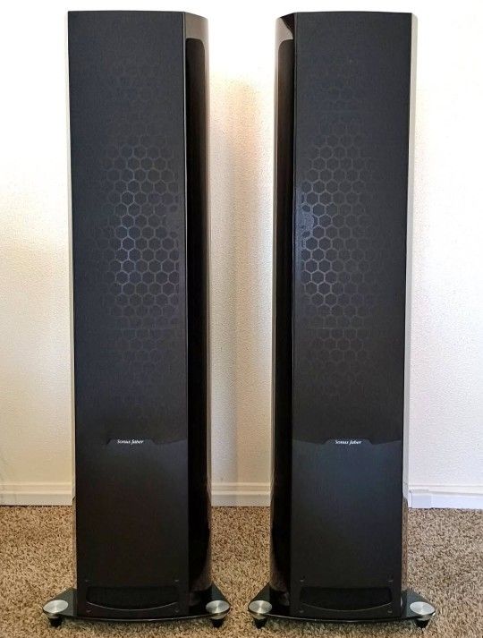 Sonus Faber Venere 3.0 Tower Speakers in Piano Black