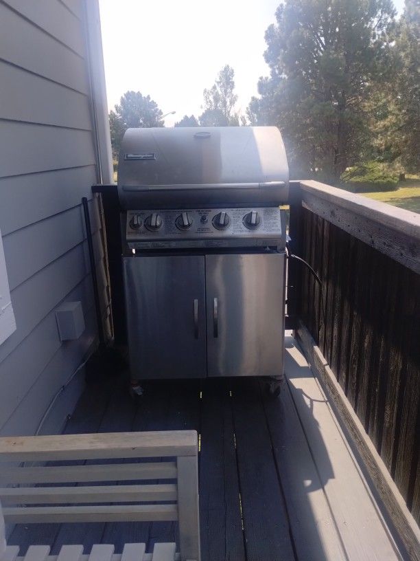 Gas Grill With Propane Tank