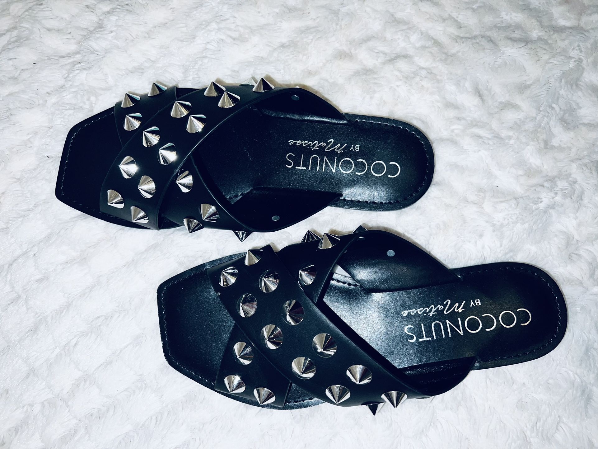 Very nice women’s sandals New size(6) only $15