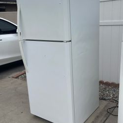 Kenmore Refrigerator In White $220
