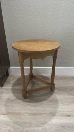 Round Scalloped Accent Table