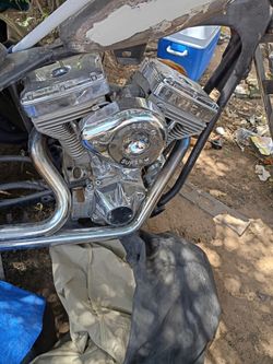 Motor screaming eagle 09 on a Ridgid frame Springer front end got all the parts for it lots of extrasl