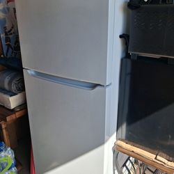 FRIGIDAIRE REFRIGERATOR! 2 YEARS OLD LIKE NEW! MUST GO!