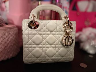 D white lamb skin purse