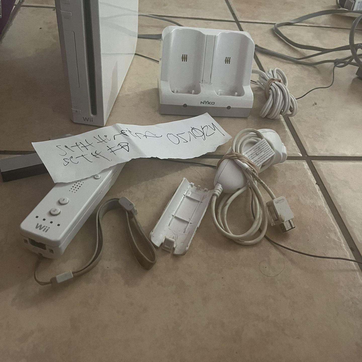  Nintendo Wii W/ Nunchuk, Remote, Remote Charger