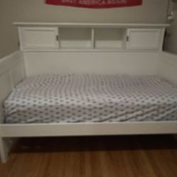 Raymour Flanigan Twin Size Wood Daybed. for Sale in Ridgefield NJ OfferUp