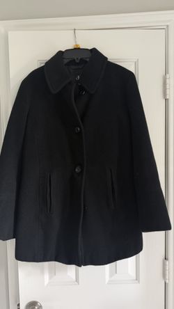 Beautiful black Calvin Klein women’s coat in a classic, elegant style. Features a stylish collar, button-front closure, and two front pockets. Perfect