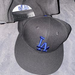 Black snapback dodgers hat