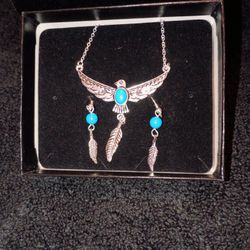 Turquoise And Silver tone Necklace And Earrings 