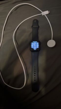 Apple Watch SE (2nd Gen) GPS 40mm Aluminum – Excellent Condition