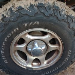 Almost Brand New 265 70 R 17 BFG All Terrain Kdw All 4