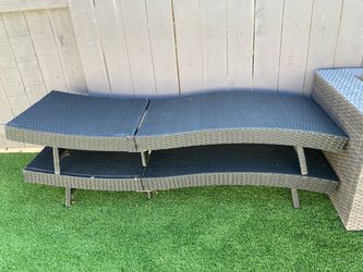 2 pool foldable lounge chairs
