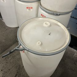 HEAVY DUTY PLASTIC PALLETS 55 GALLON SHIPPING DRUMS WITH REMOVABLE LIDS AND CLAMPS $45 EACH BUY 5 DRUMS $40 EACH DELIVERY AVAILABLE $$$