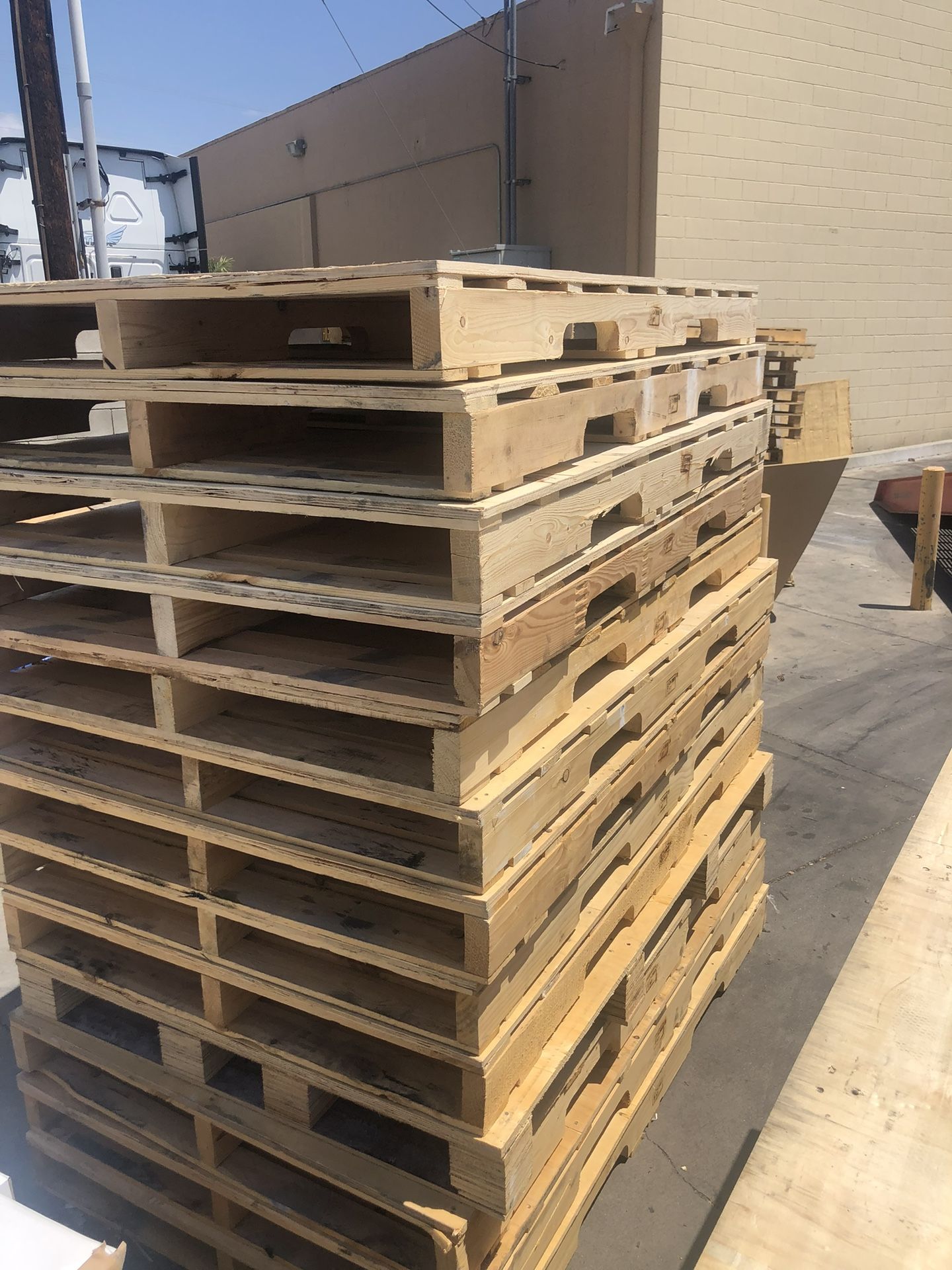 Like New 3x5 Pallets With Side Slots For Easy Access From All Sides ...