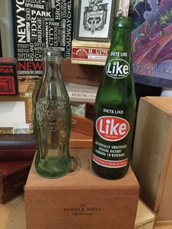 Vintage Coke and 7up bottles