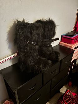 BLACK FUR BOOTS WITH CHAIN