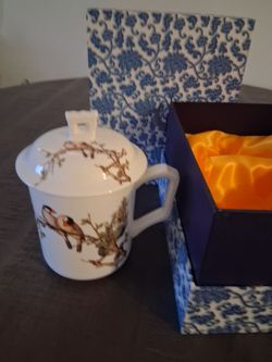 BEAUTIFUL TEA CUP IN GIFT CASE