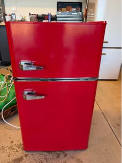 Retro Insignia Mini Refrigerator 3.1 cu ft