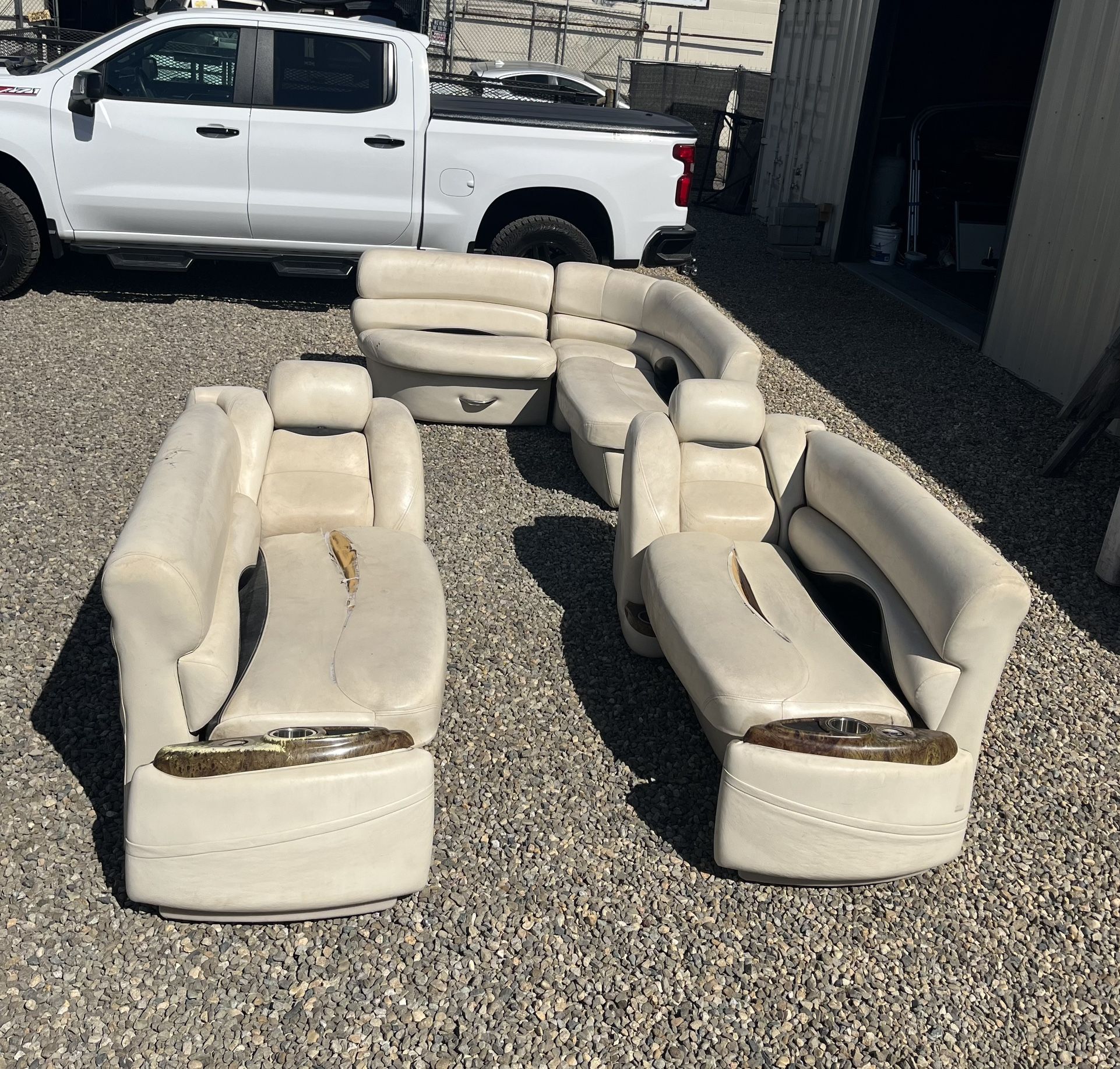 2011 Vinyl seal Pontoon seats for Sale in Selma, CA OfferUp