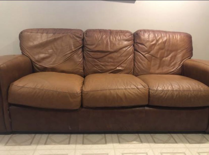 CLEAN BROWN LEATHER COUCH IN GOOD CONDITION