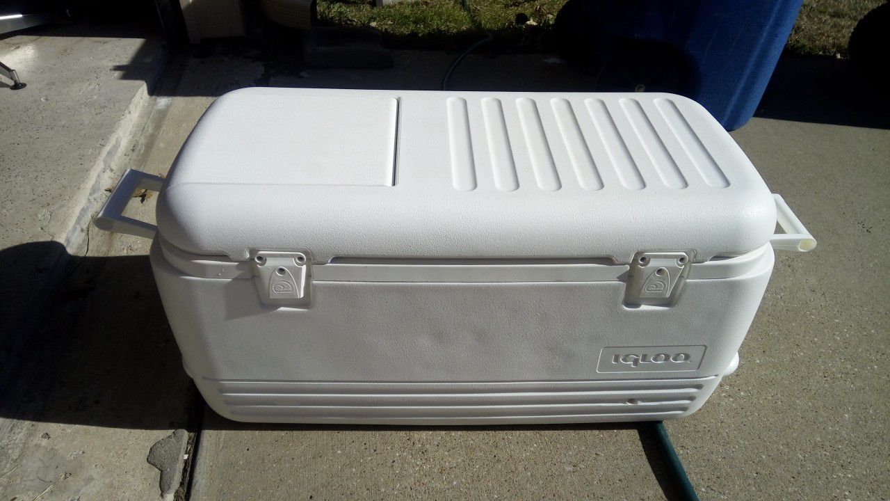 FIRM PRICE. Giant cooler. 100 qt. Igloo. Excellent condition