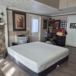 King mattress Tempurpedic with free box springs 