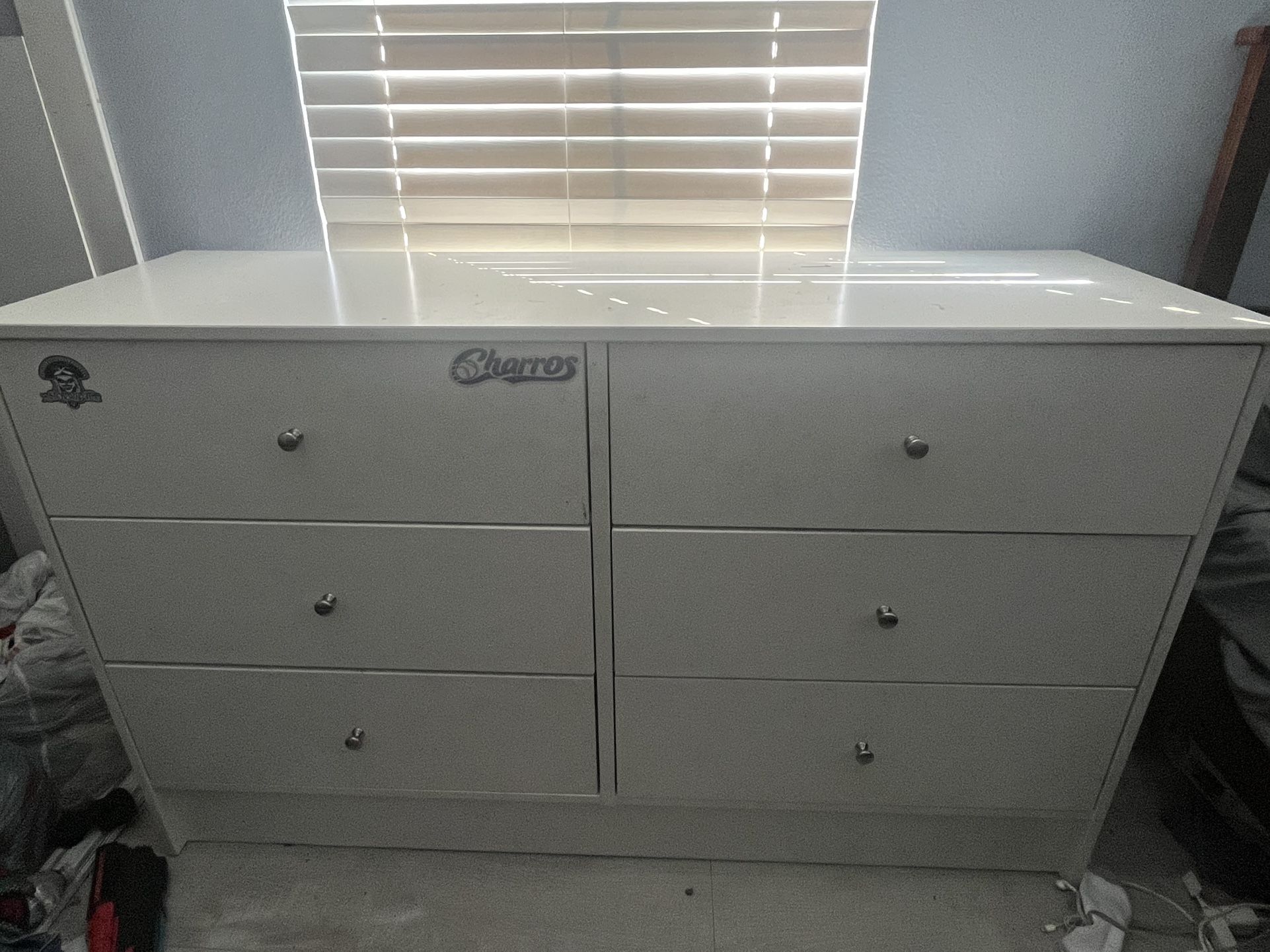 6 Knob Dresser