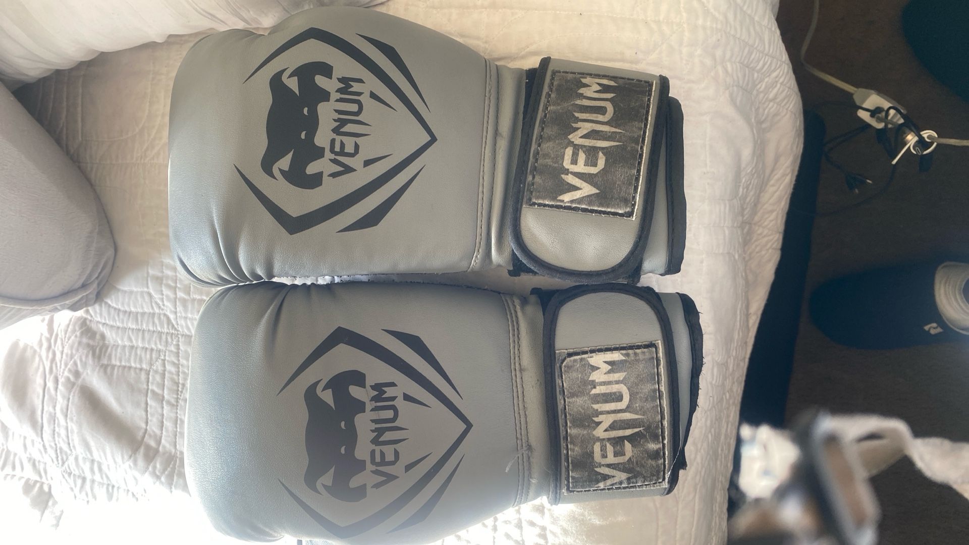 Venum Boxing Gloves Gud Conditions 