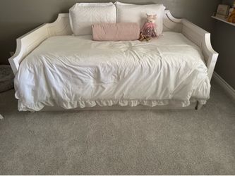 Twin Size Daybed with Trundle