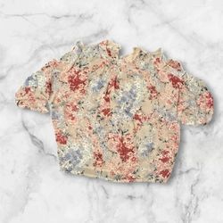 Chic floral blouse with ruffle sleeves