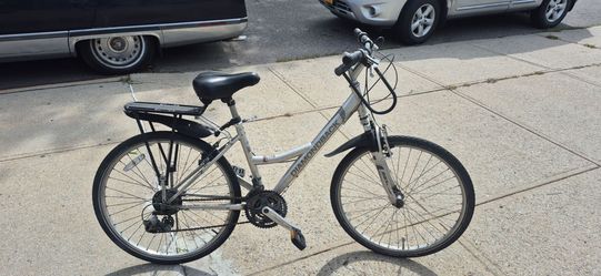 Silver Diamondback Wildwood comfort/hybrid bicycle