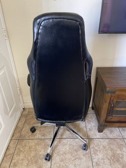 staples renaro bonded leather managers chair for Sale in El Cajon CA OfferUp