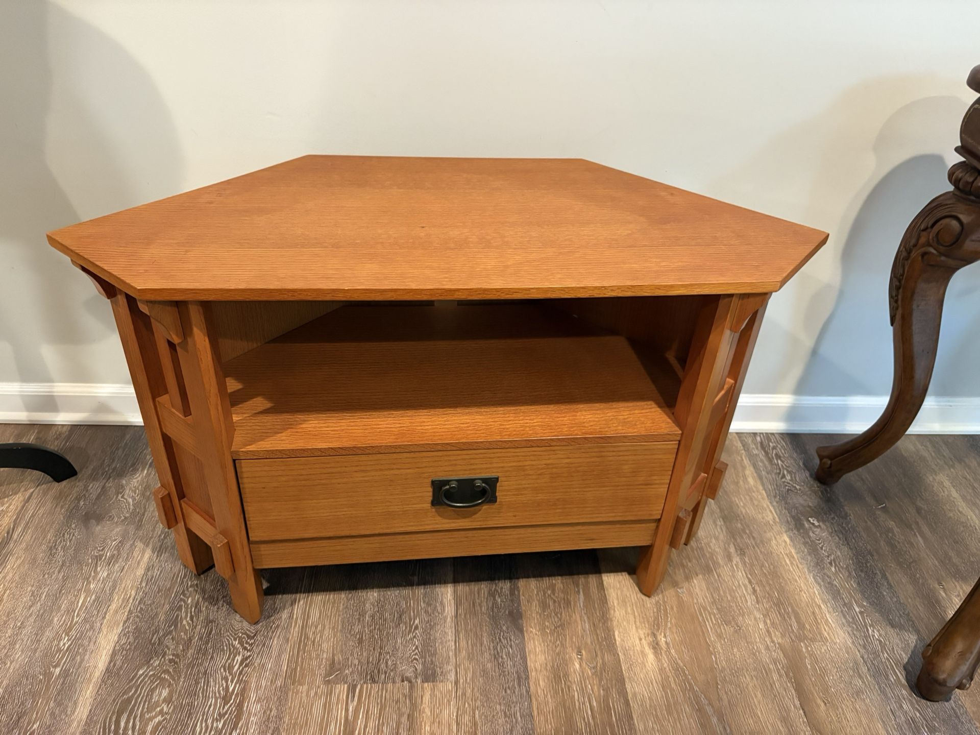 Oakwood TV stand with storage area and single drawer