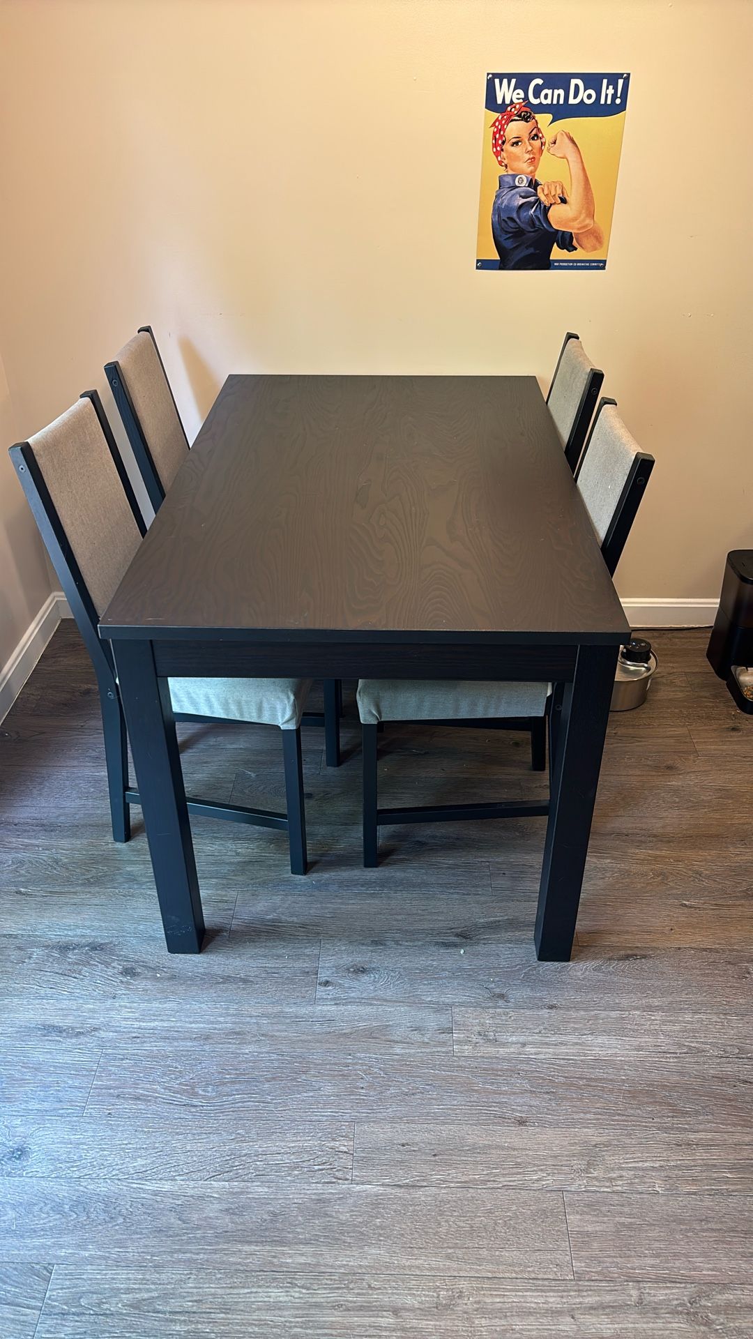 Adjusting Table With Chairs