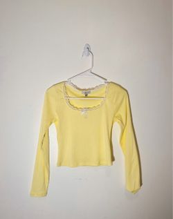 Yellow lace trim long sleeve cropped knit top.