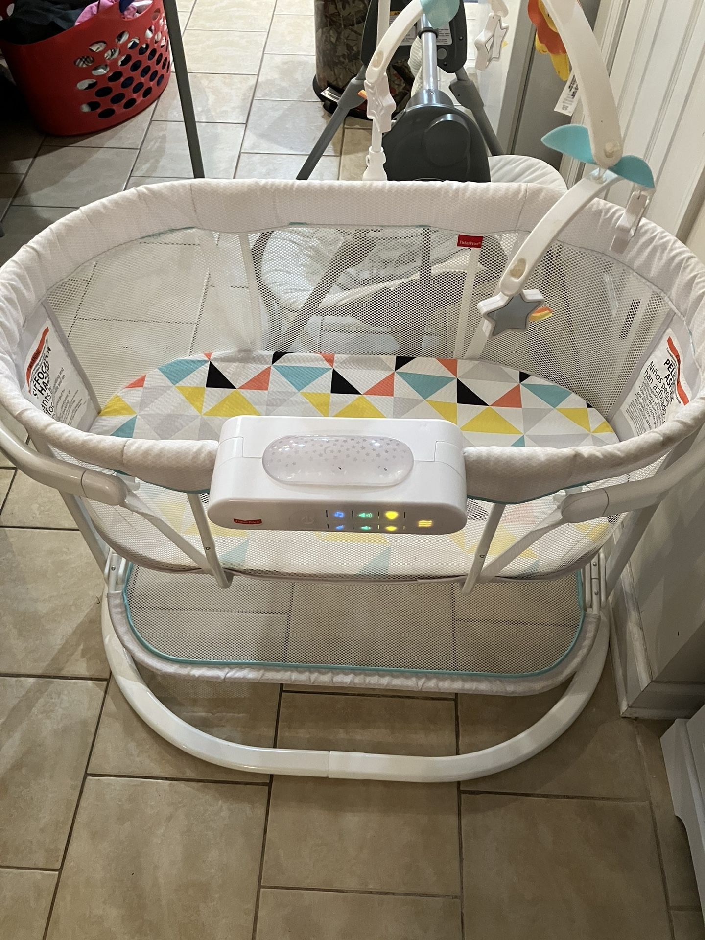 FISHER PRICE BABY BEDSIDE SLEEPER SOOTHING MOTIONS WITH MUSIC, VIBRATION AND TOY MOBILE